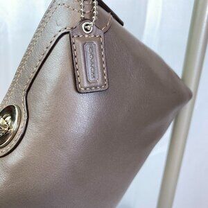 Patricia 🤎 Coach Factory Turnlock Leather Wristlet – Taupe / Mushroom